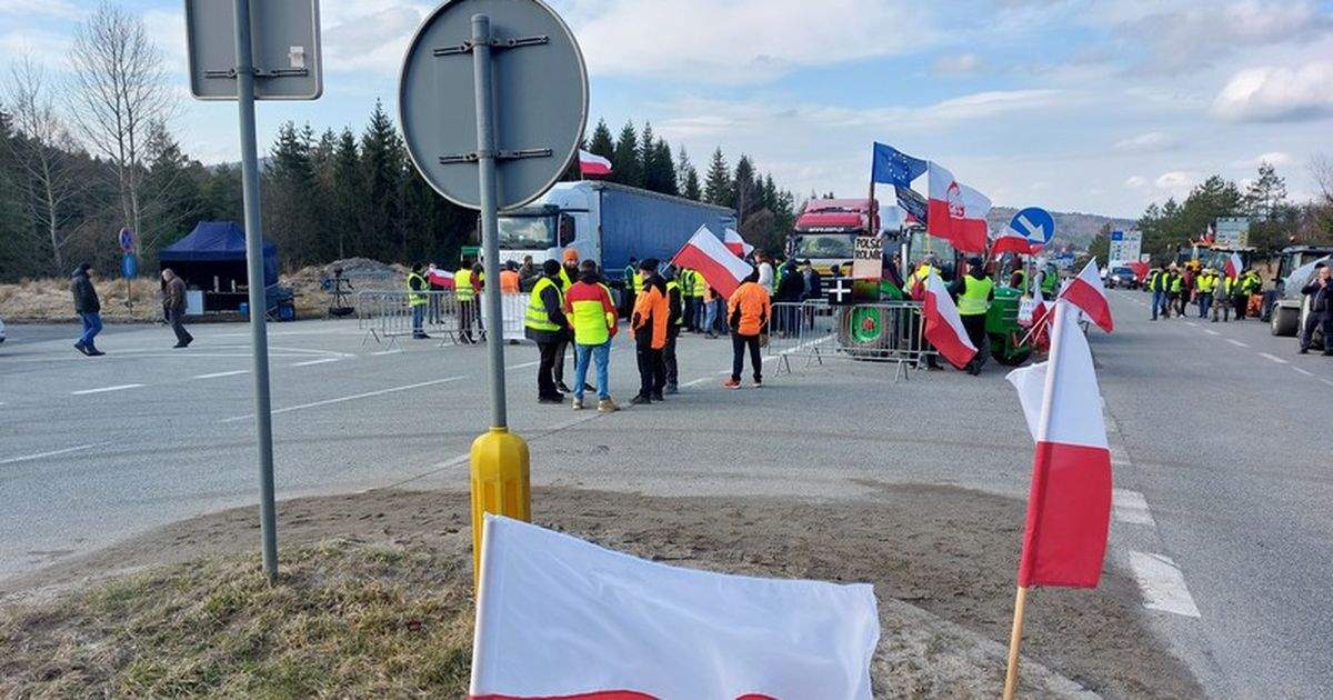 Kierowca ciężarówki chciał ominąć blokadę. Doszło do potrącenia rolnika