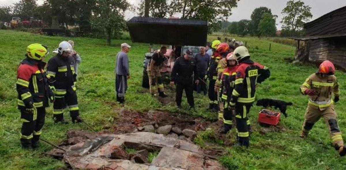 Byk wpadł do studni. Strażacy ruszyli na pomoc