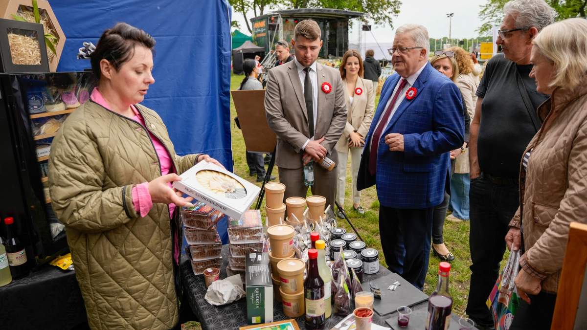 Minister rolnictwa Czesław Siekierski odwiedzał stoiska na pikniku „Poznaj Dobrą Żywność”.