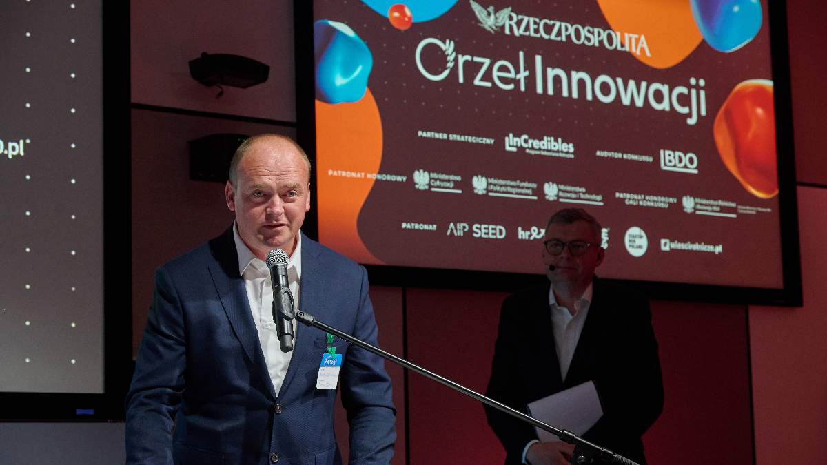 Przemysław Kapka odbiera nagrodę "Orzeł Innowacji"
