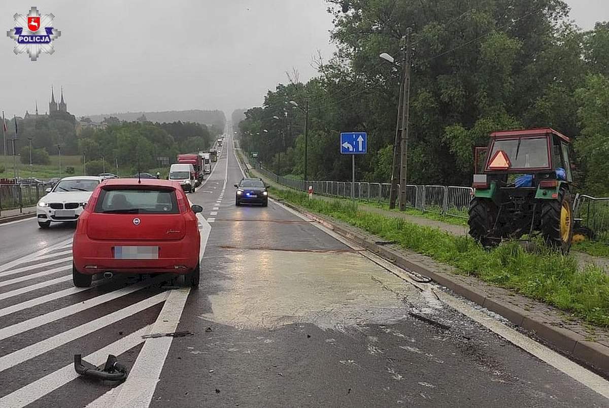 Osobówką wjechał w tył ciągnika. Dwie osoby w szpitalu