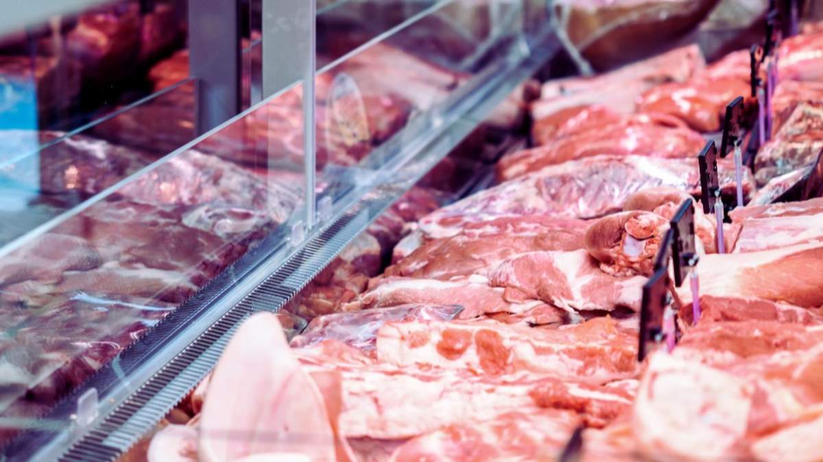 Ceny mięsa drobiowego poszły zdecydowanie w górę. Najbardziej widać to na przykładzie cen filetów z piersi indyka. Dziś zapaciamy za niego średnio 30,80 zł za kilogram, podczas gdy dokładnie rok wcześniej, za ten sam produkt trzeba było zapłacić 19,88 zł za kilogram.