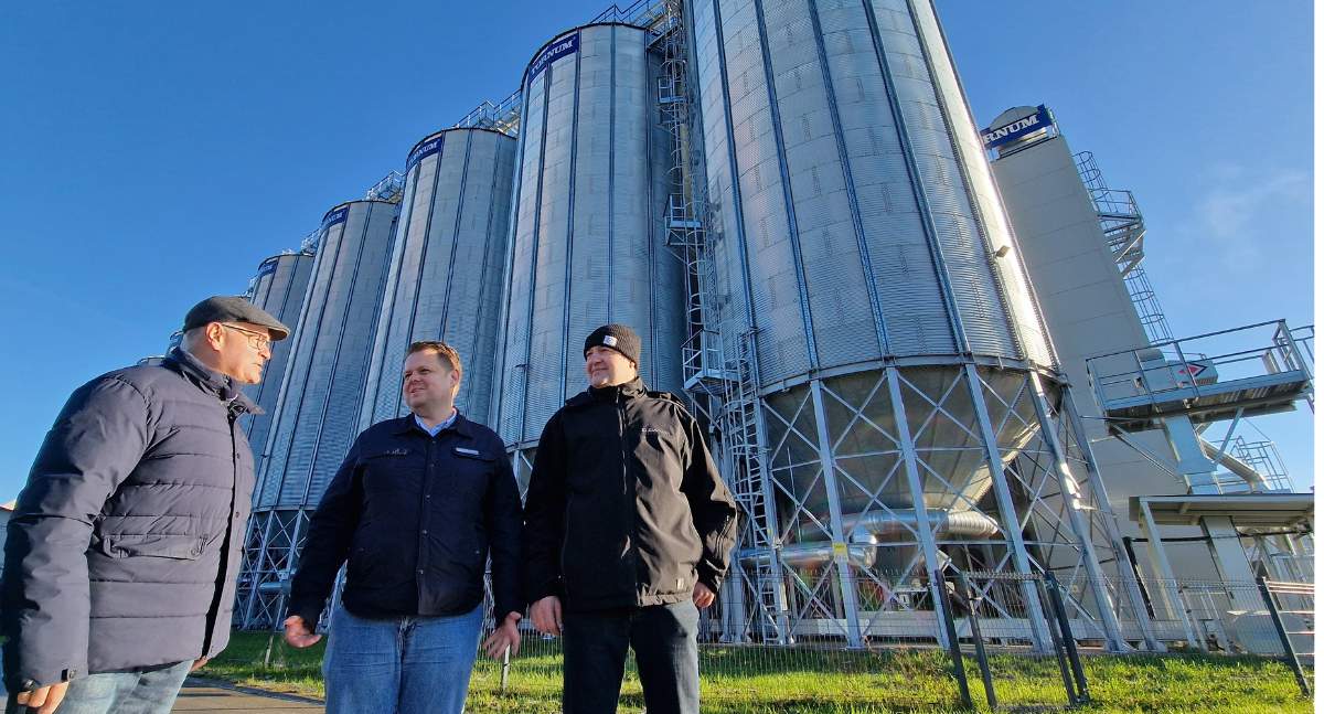 Zbigniew Orwat i Piotr Horbal (na zdjęciu wspólnie z Kamilem Kwiatkowskim z Tornum) związani są z Magazynem Braniewo Elewarr od wielu lat. Pozytywnie oceniają przeprowadzoną 2 lata temu inwestycję