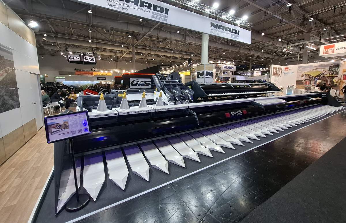 Charakterystyczne czarno-białe urządzenie zdecydowanie wyróżniało się wśród innych, podczas tegorocznych targów Agritechnika. Trudno się dziwić - szerokość tego hedera do słonecznika wynosiła aż 15 metrów i trudno było przejść obok niego obojętnie.