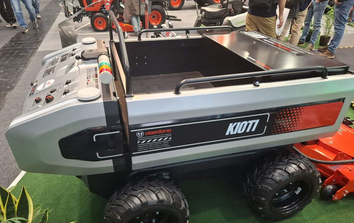 Kioti RT100 jest pojazdem, którego głównym celem jest eliminacja "ręcznego" transportu ciężkich ładunków.