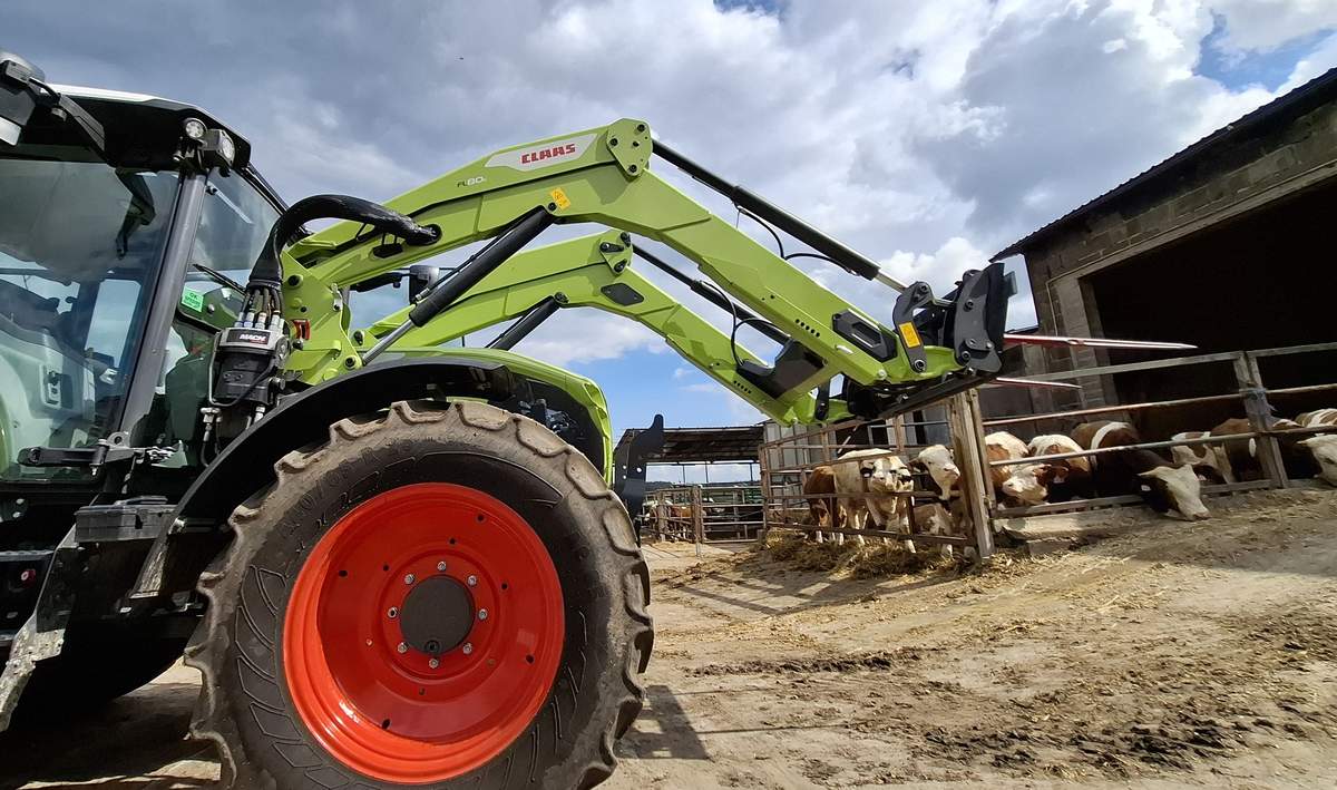 Claas Axos 3 to tegoroczna nowość na polskim rynku ciągników. Sprawdziliśmy, jak sprostał różnym zadaniom w gospodarstwie, w którym prowadzona jest m.in. produkcja zwierzęca.