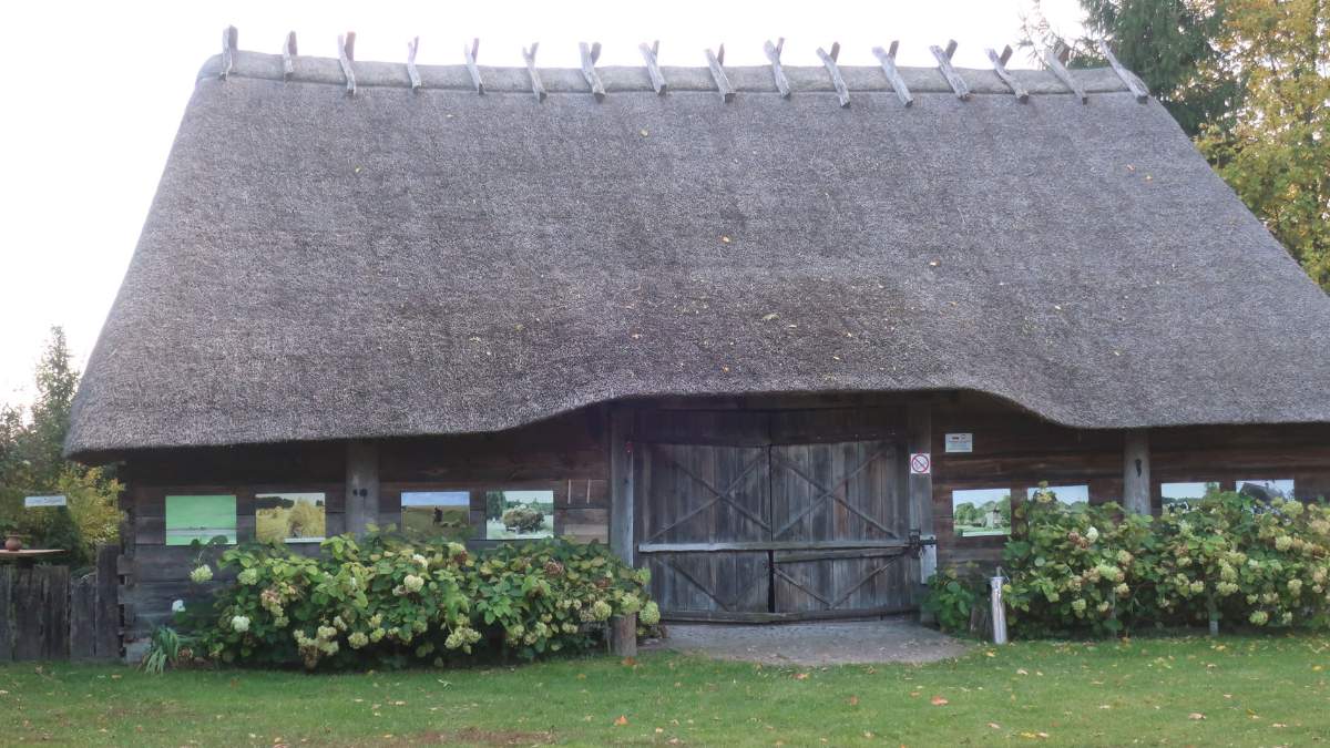 Stare, zabytkowe budynki stanowią infrastrukturę Manufaktury Zielarskiej