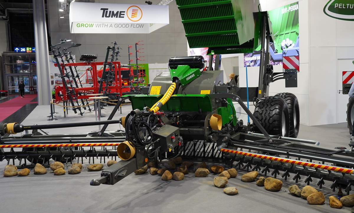 Prezentowana na stoisku fińskiej firmy Peltuote maszyna jest flagowym zbieraczem kamieni.