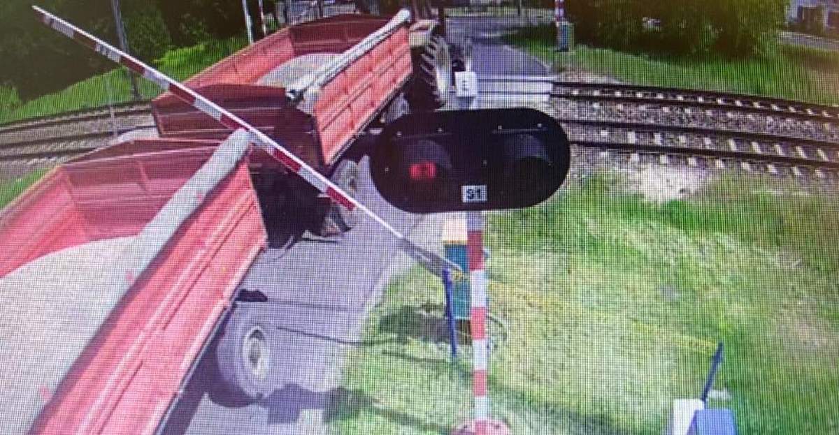 Wjechał ciągnikiem z dwiema przyczepami na tory, wyłamał zaporę i odjechał