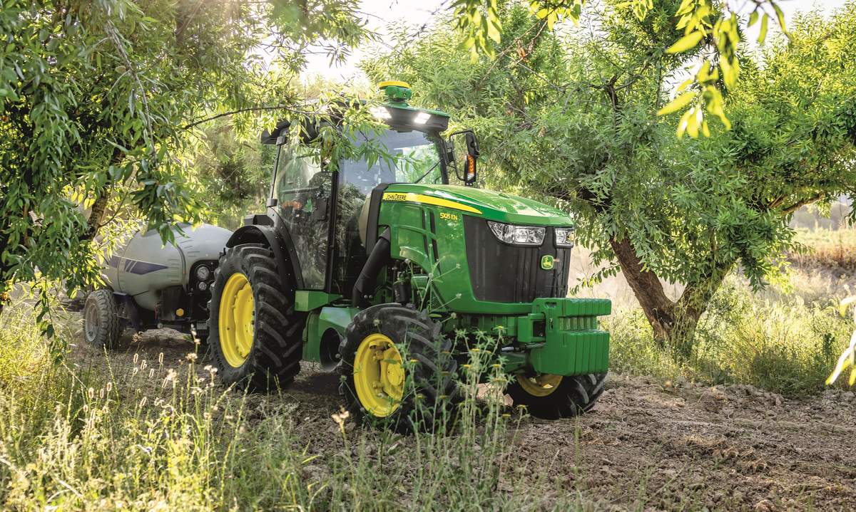 John Deere ogłasza wprowadzenie nowej serii 5EN, zaprojektowanej z myślą o rolnikach pracujących w winnicach, sadach, szklarniach oraz w innych gospodarstwach specjalistycznych.