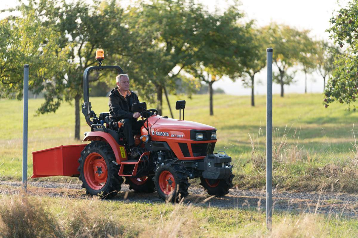 Kubota EK1 wyposażony jest w niezawodny silnik trzycylindrowy o mocy 25 KM, który łączy niskie zużycie paliwa z wysoką wydajnością