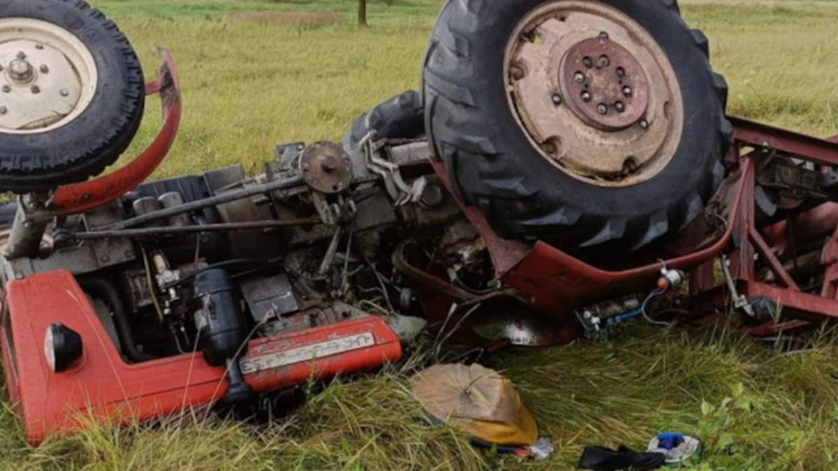 O krok od tragedii. Ciągnik się przewrócił, a mężczyzna wypadł z pojazdu