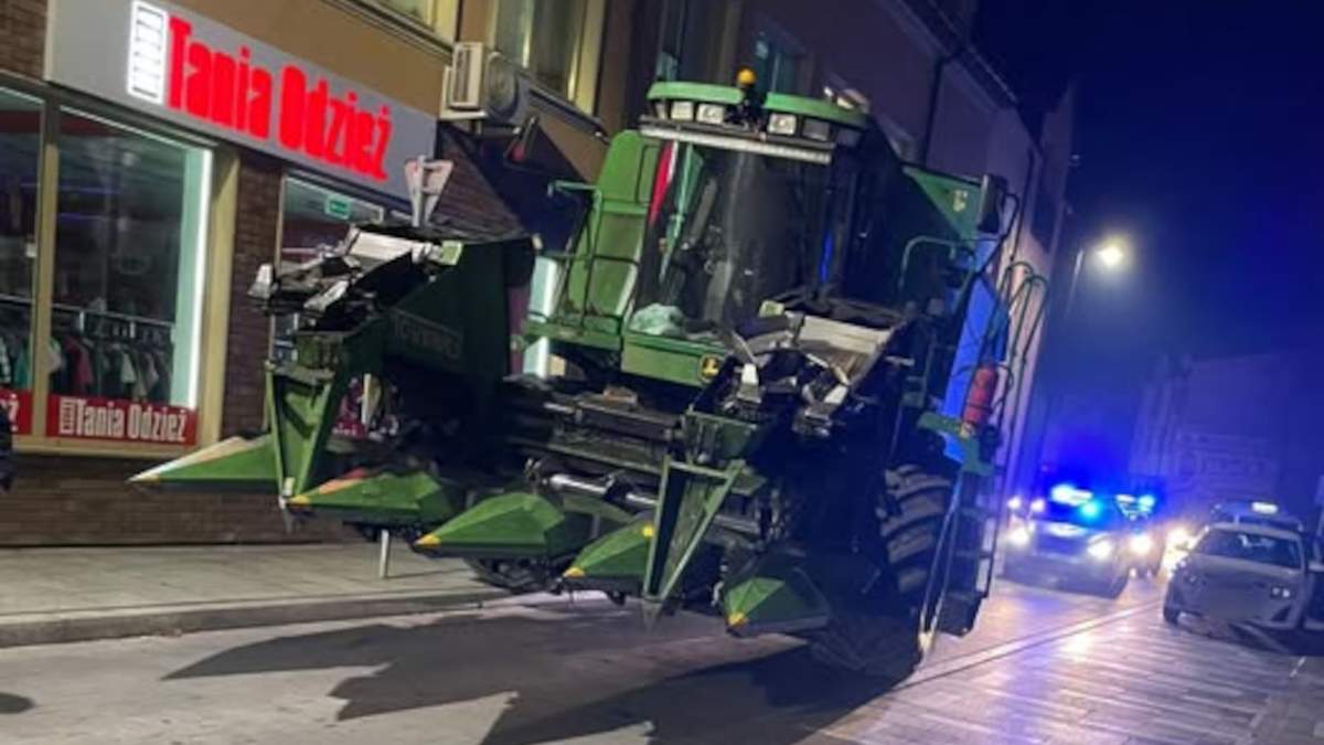 Kombajn rolniczy utknął w środku Płońska