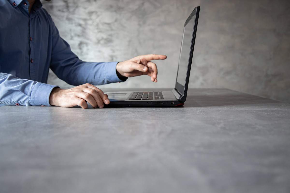  Chciał kupić ładowarkę teleskopową. Stracił prawie 100 tys. zł