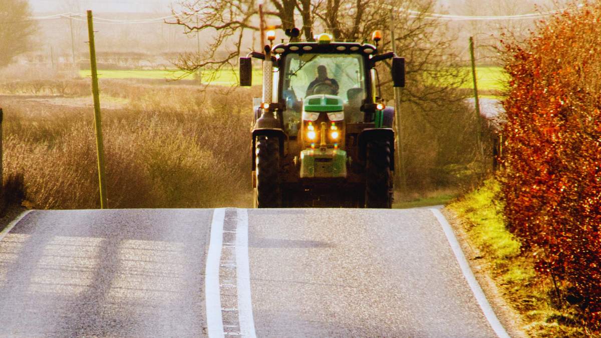 Wśród wielu zmian w prawie o ruchu drogowym są także regulacje dotyczące rolników. Chodzi o dopuszczalną prędkość ciągników rolniczych na drogach.