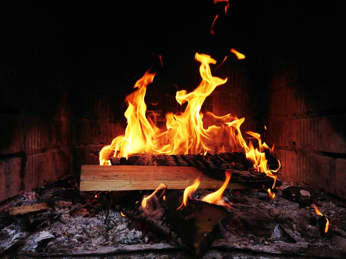 Drewno z drzew owocowych z powodzeniem nadaje się do palenia w kominku