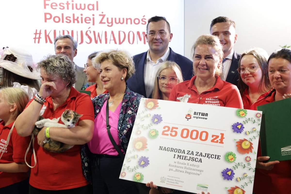 Pierwsze miejsce w Bitwie Regionów - i nagroda główna - trafiła do KGW Zakocie „Wygodni Zakociacy” za danie "Raki po polsku – derte koty".
