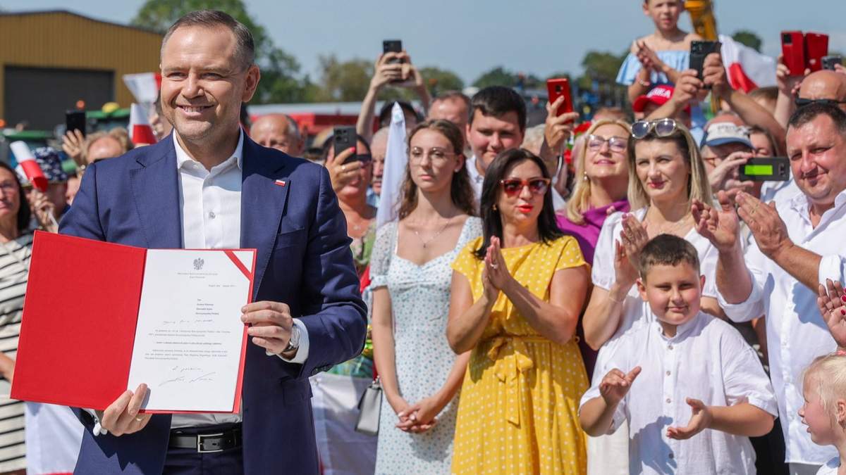 Prezydent RP Karol Nawrocki złożył dziś wizytę w Krąpieli (woj. zachodniopomorskie), gdzie podpisał trzecią inicjatywę ustawodawczą - „Ochrona polskiej wsi”. 