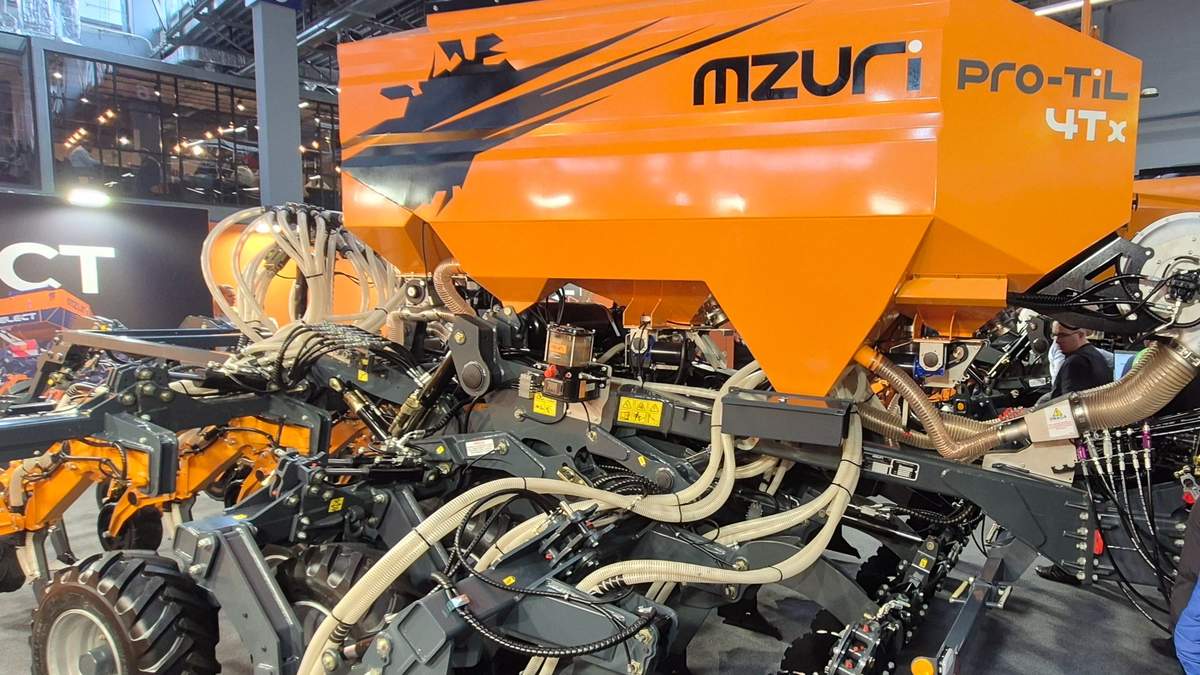 Podczas ostatnich targów Agrotech w Kielcach mogliśmy zobaczyć agregat firmy Mzuri - model Pro-Til 4Tx.