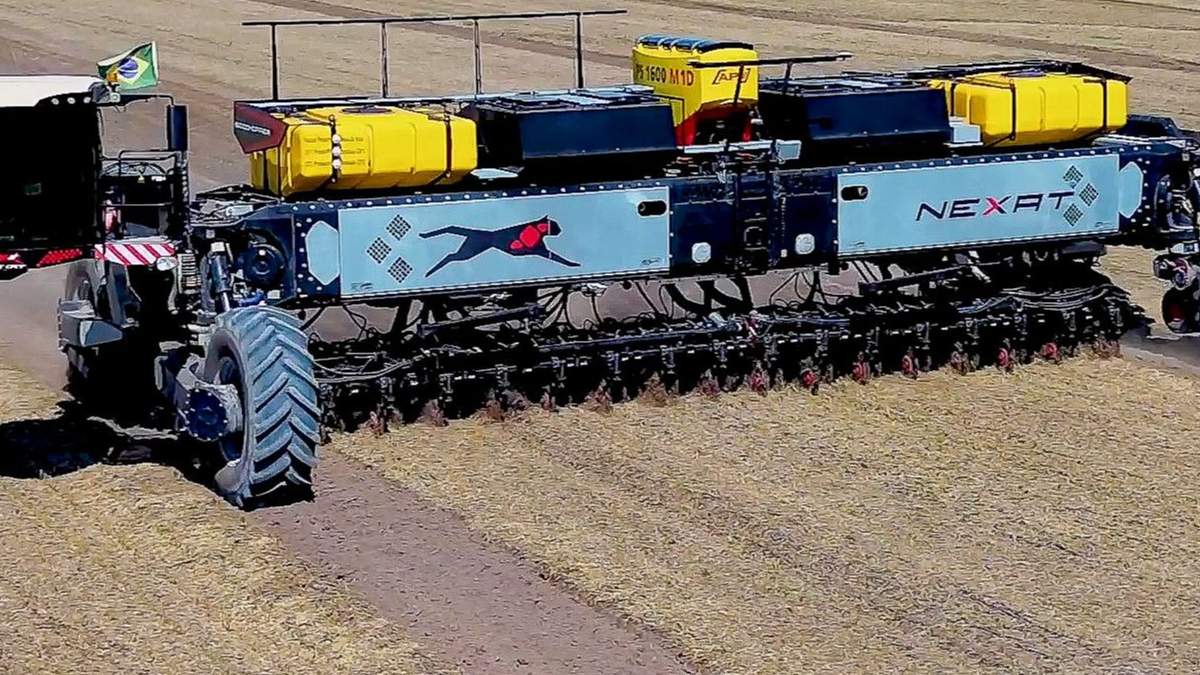 NEXAT to skrót od „Next Generation Agriculture Technology” – unikalnego na skalę światową systemu, który zastępuje wiele maszyn jednym, inteligentnym i zintegrowanym rozwiązaniem.