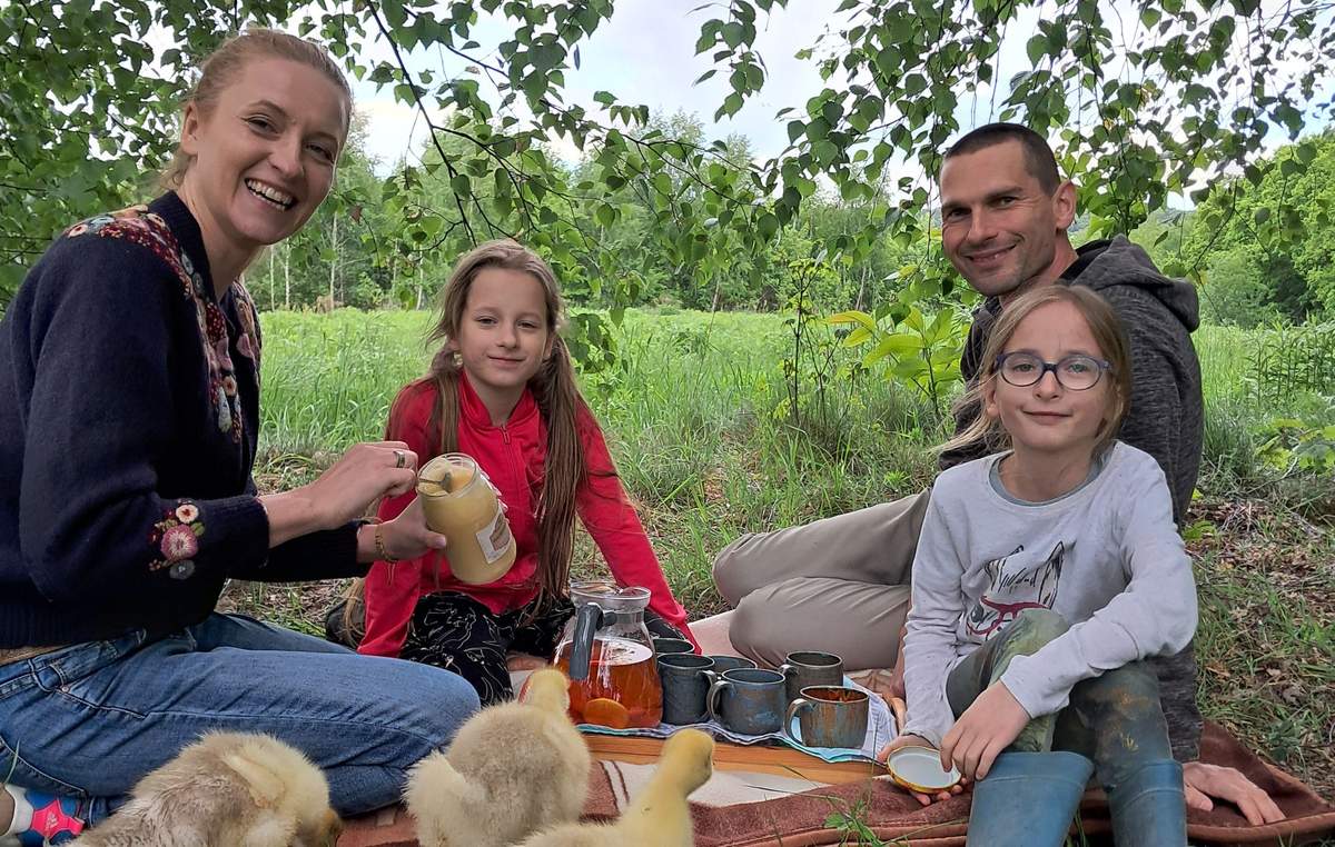 Lidia Moroń-Morawska to kobieta młoda, energiczna, znająca się na pszczelim świecie zarówno teoretycznie jak i praktycznie, żona Mateusza, mama Matyldy i Zosi, a do tego jeszcze ambasadorka pszczół.