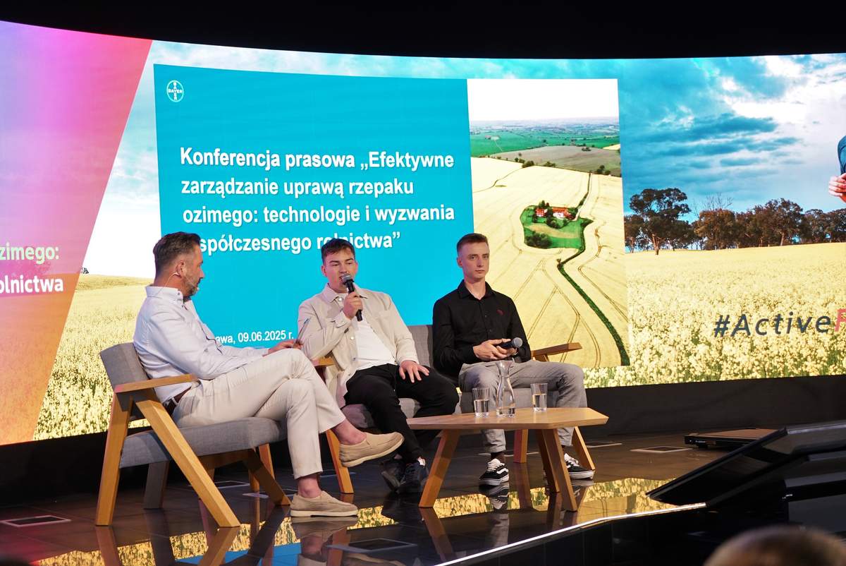 W spotkaniu udział wzięli rolnicy - Karol Wiśniewski (na środku) i Marcin Gryn (po prawej stronie)