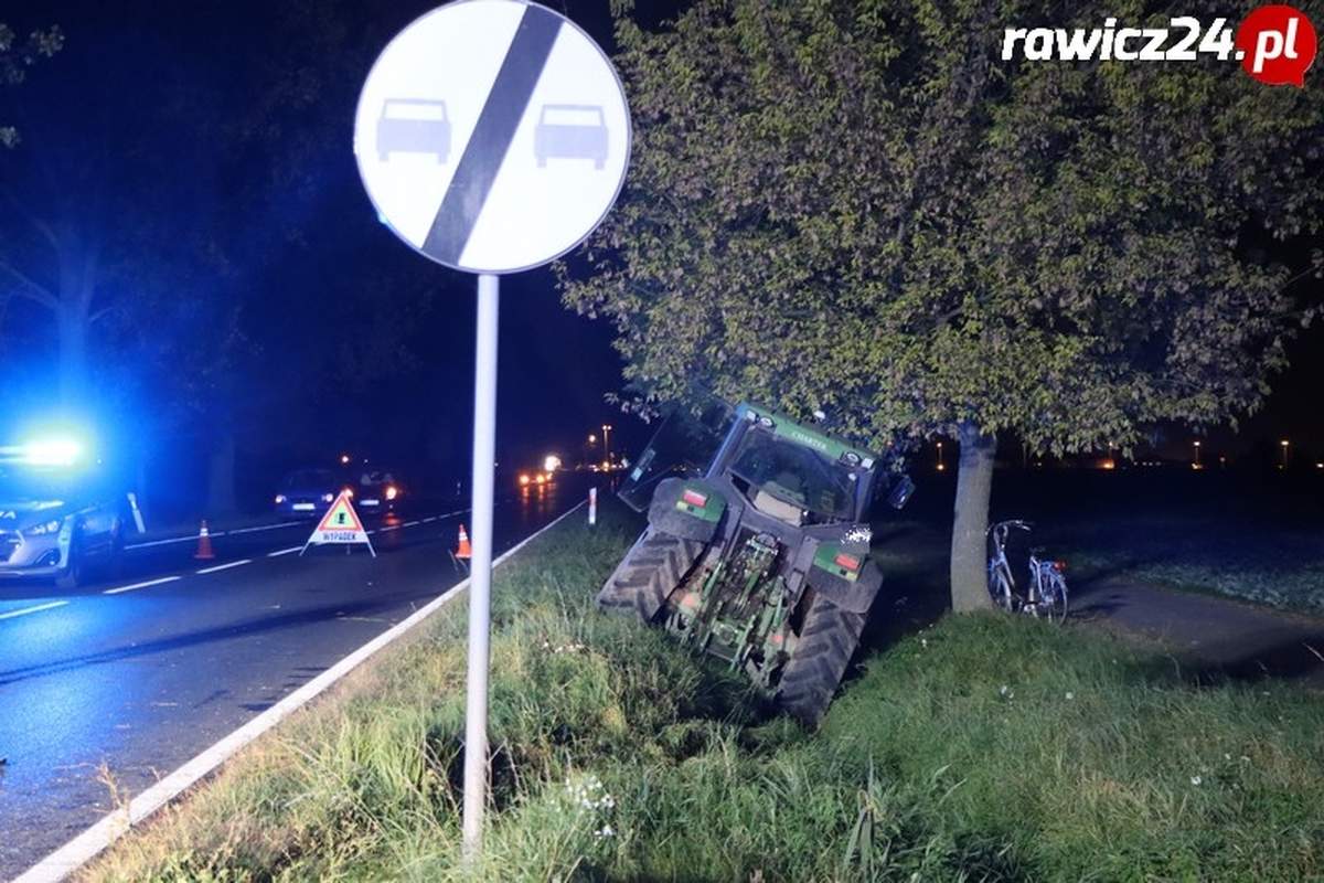 Tragedia na drodze. Nie żyje 64-letnia kobieta. Wyprzedzała ciągnik [ZDJĘCIA] 