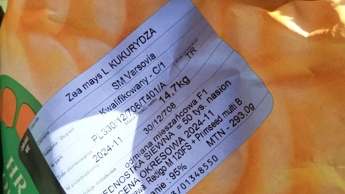 Etykieta przy worku z nasionami kukurydzy