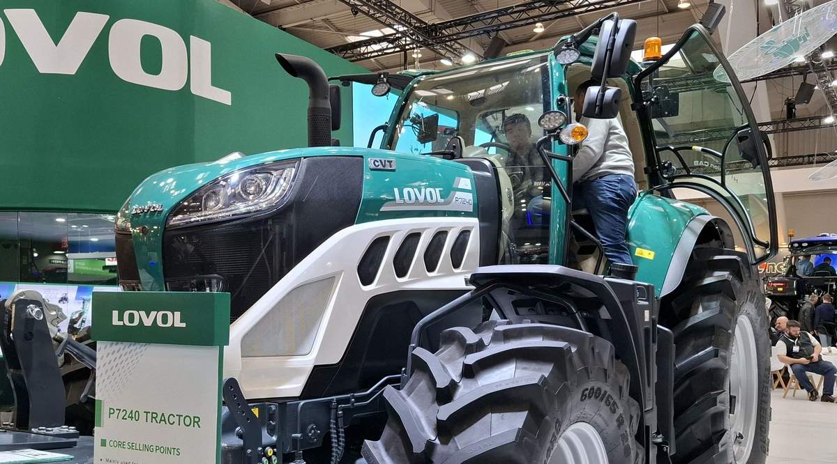Oto nowy ciągnik od marki Lovol. Chińskiego kolosa napędza sześciocylindrowa jednostka Weichai o pojemności 7,8 litra.