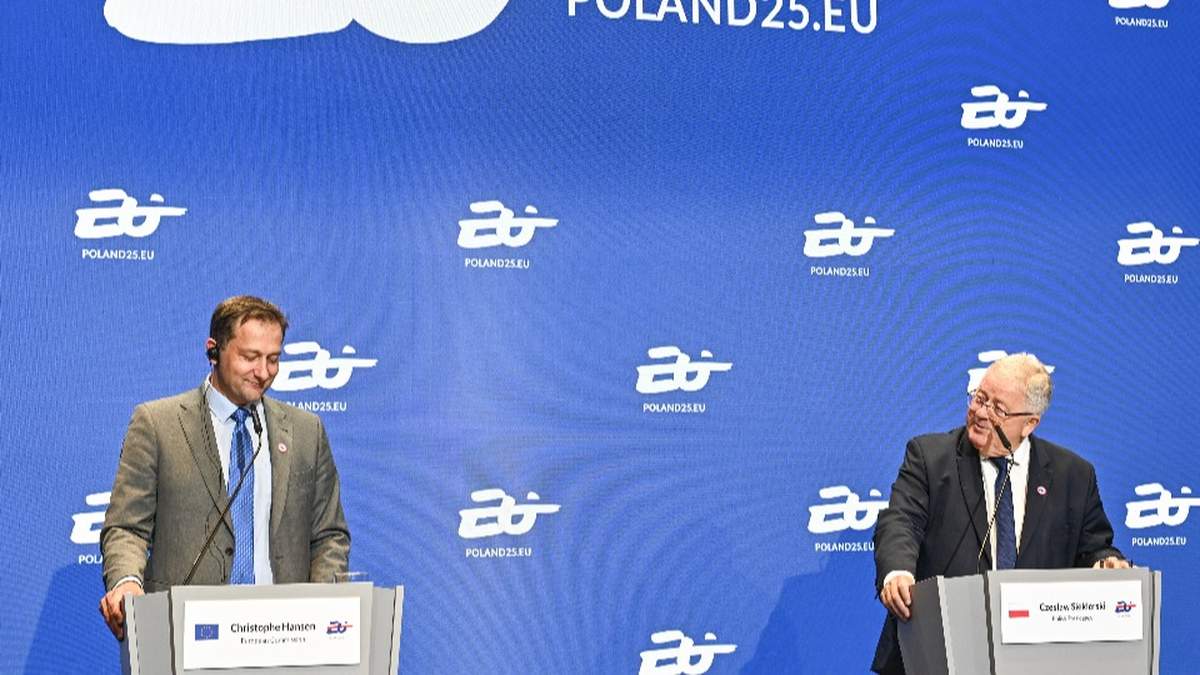 Komisarz UE ds. rolnictwa Christophe Hansen i Czesław Siekierski, minister rolnictwa i rozwoju wsi podczas nieformalnego spotkania ministrów UE ds. rolnictwa 15-17 czerwca 2025 r. w Warszawie.