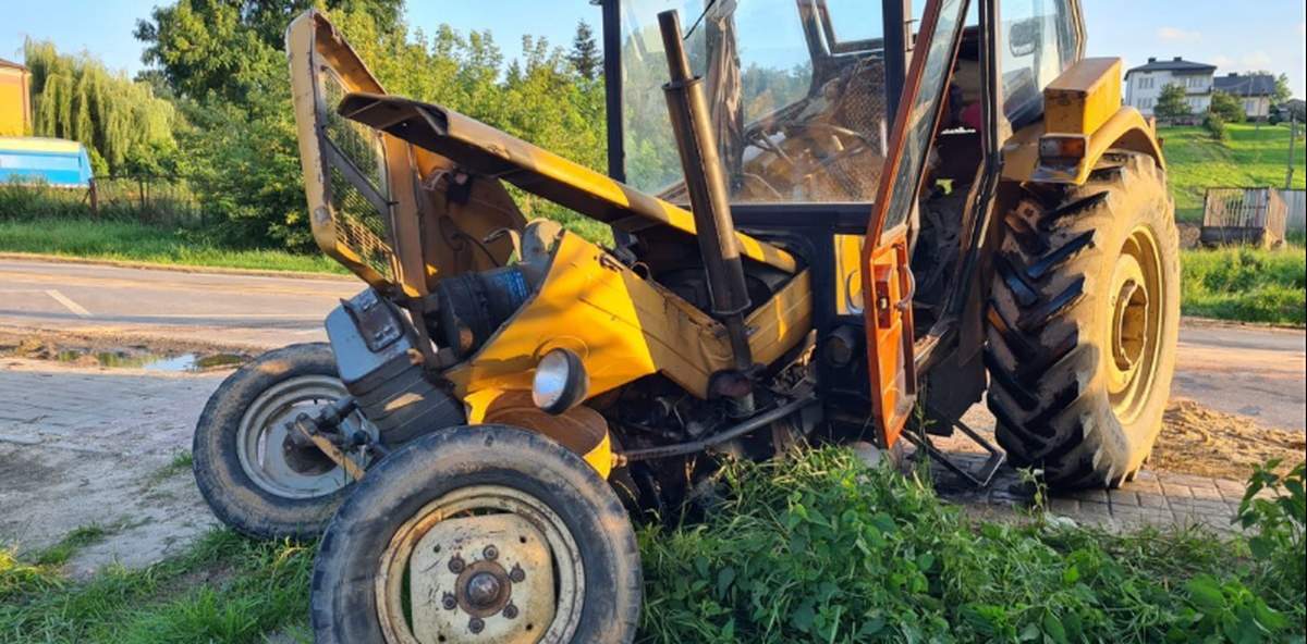 Zderzenie Ursusa z Oplem. Ciągnik prawie rozpadł się na pół