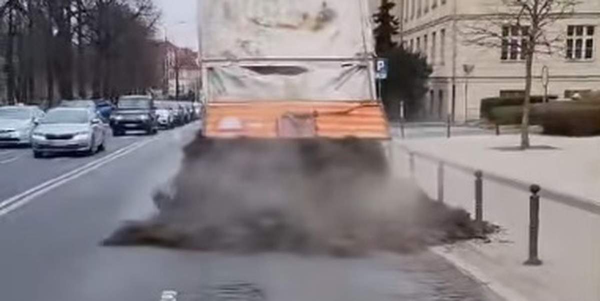 Rolnicy nie czekali do jutra. Wyrzucili obornik przed urzędem w Poznaniu