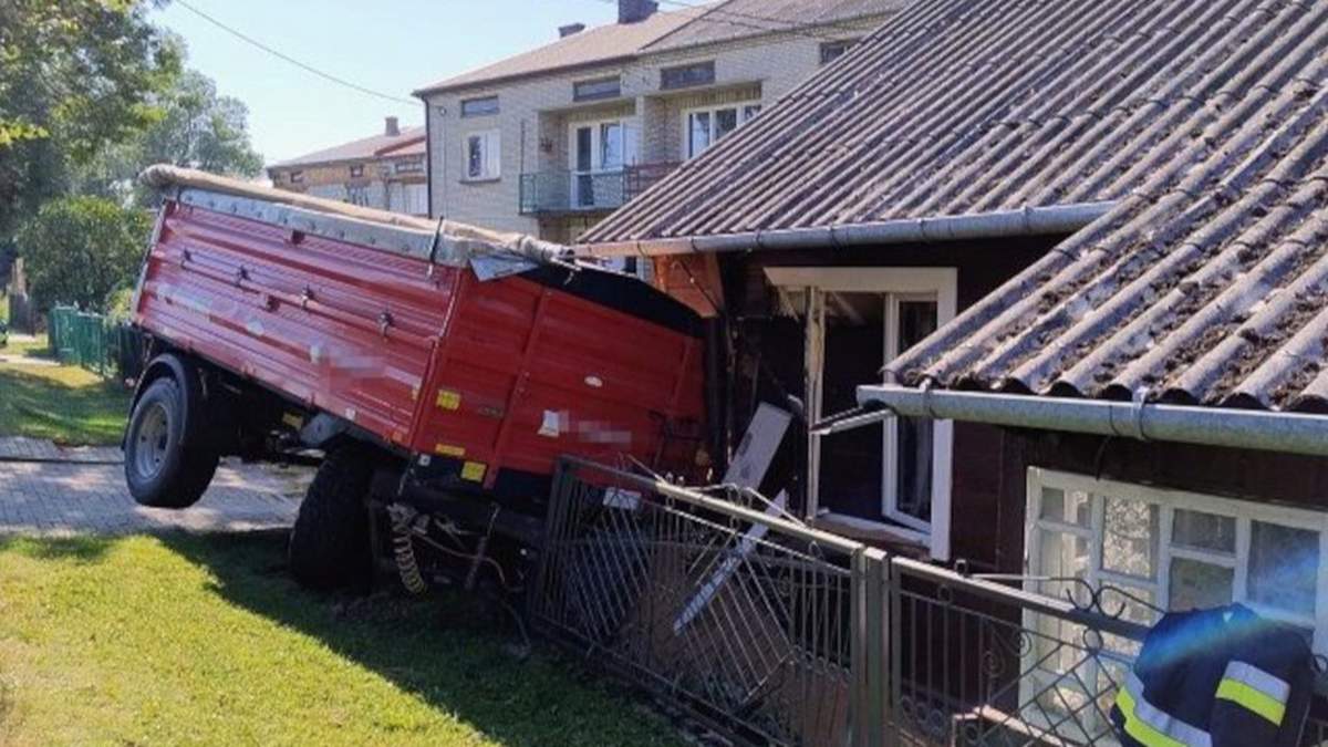 O krok od tragedii. Przyczepa ze zbożem wbiła się w dom