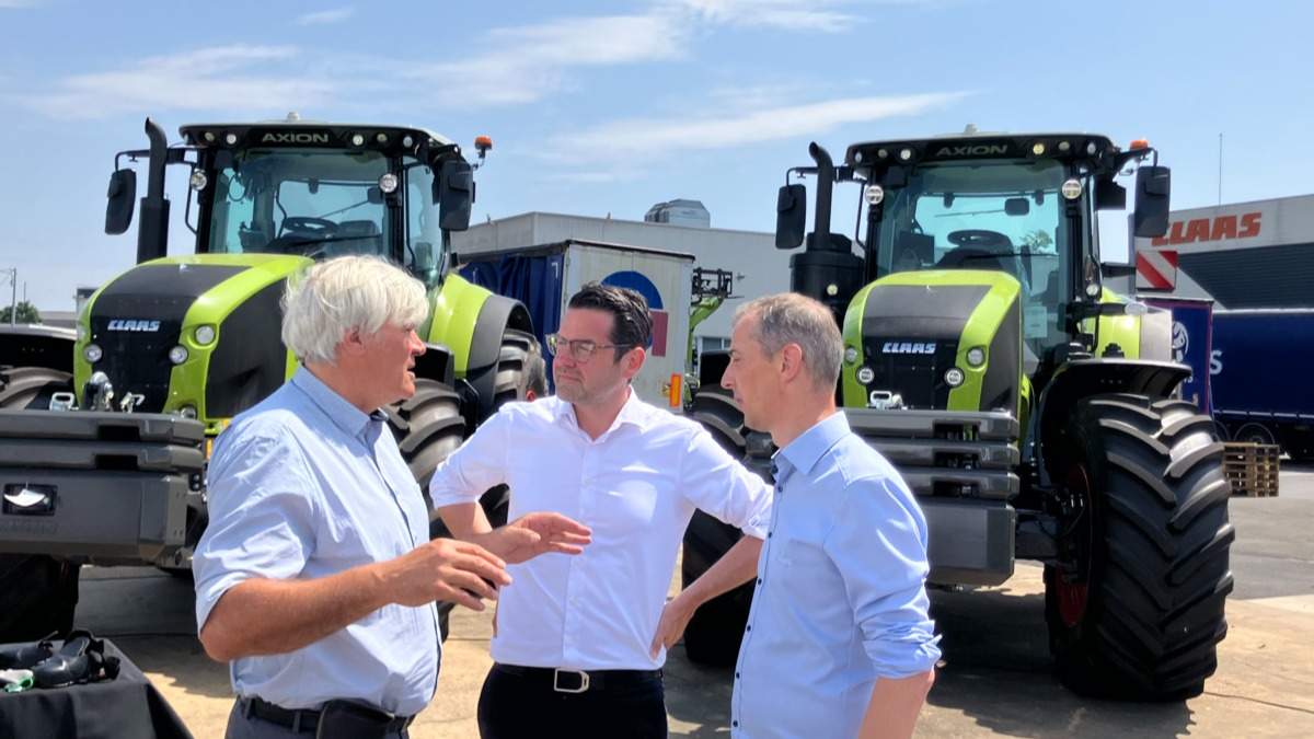 Na zdjęciu: Stéphane Le Foll (burmistrz Le Mans), Thomas Spiering (CLAAS Chief Operating Officer (COO)) i Etienne Bourasseau (Le Mans Site Manager / Vice President Manufacturing).
