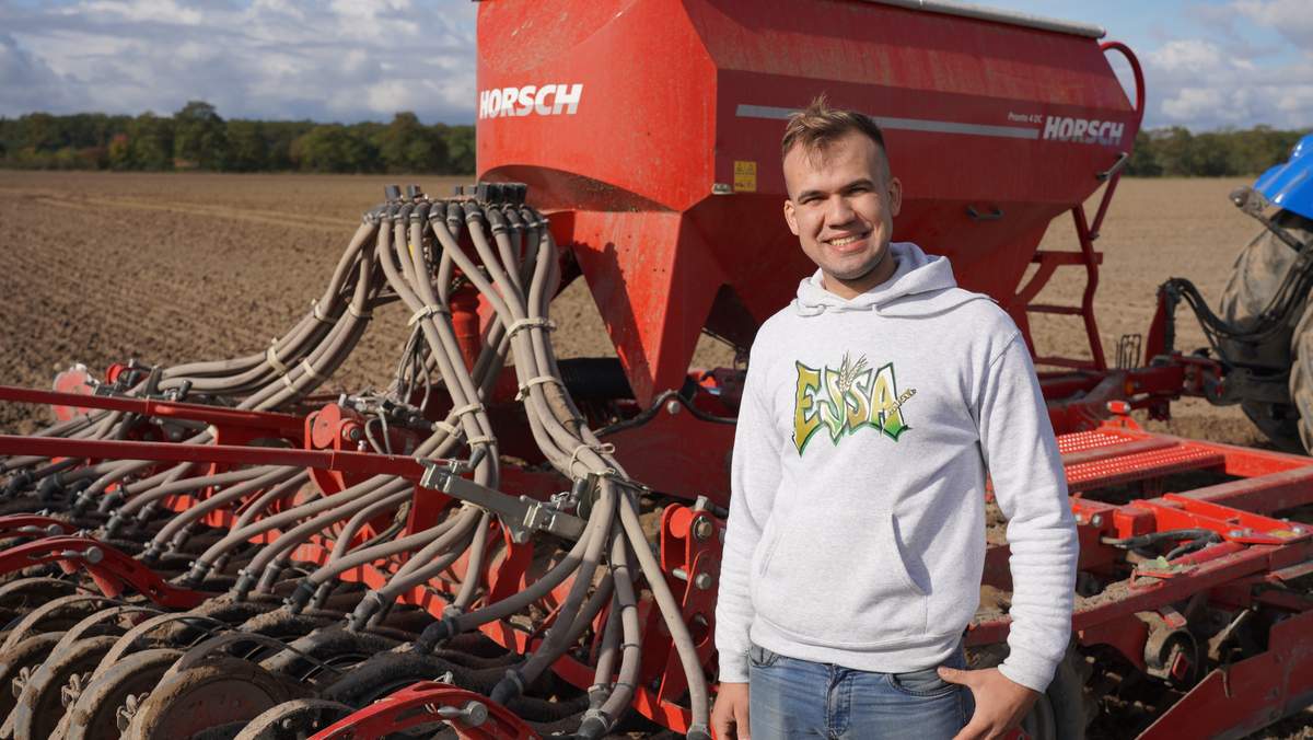 Panu Szymonowi towarzyszyliśmy przy zasiewach pszenicy ozimej.