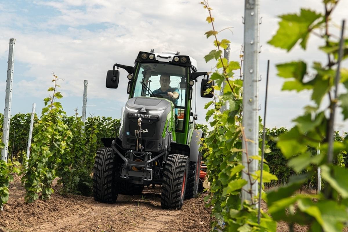 Model Fendt e107 V Vario został opracowany do pracy przy uprawach specjalnych, w szklarniach, dla przedsiębiorstw komunalnych oraz w gospodarstwach rolnych z własną produkcją energii. Układ napędowy Fendt e107 V Vario składa się z baterii z silnikiem elektrycznym i skrzyni biegów Fendt Vario.