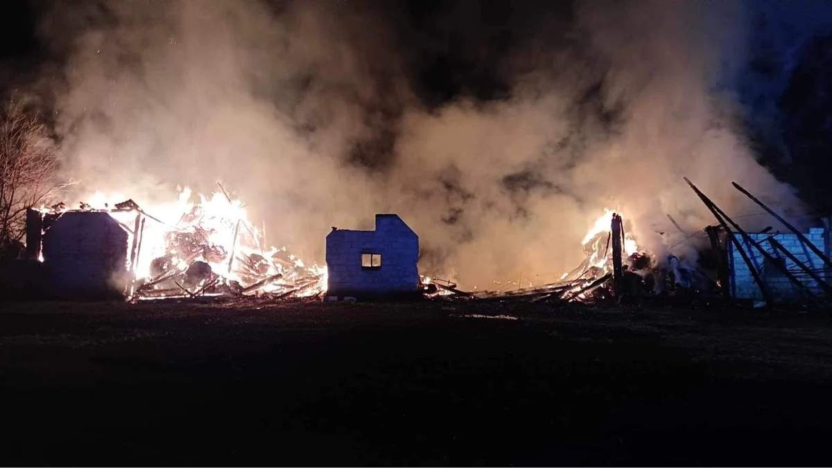 Duży pożar na terenie dawnego PGR w Wielkopolsce