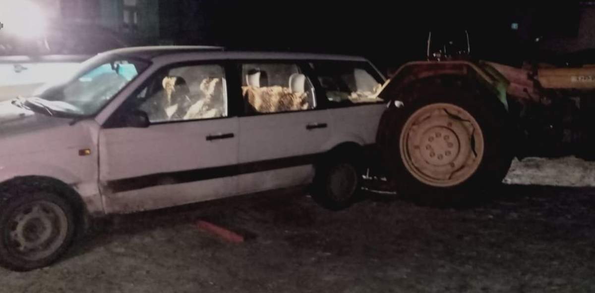 Małżeństwo odpalało Ursusa na zaciąg przy pomocy... samochodu. Doszło do wypadku