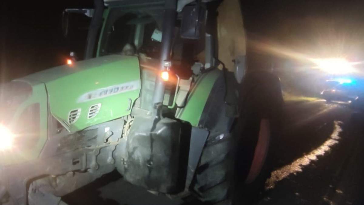 Kompletnie pijany kierowca uderzył audi w ciągnik rolniczy. Uciekł