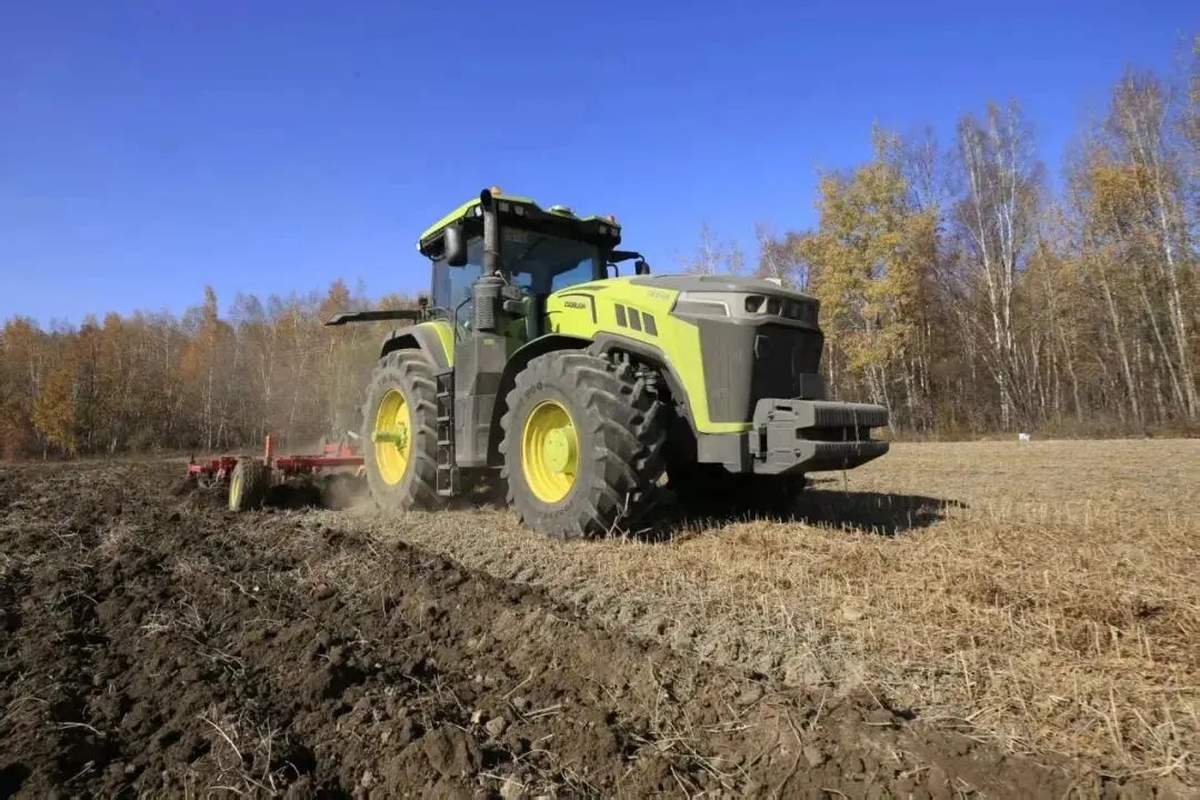 Ciągnik hybrydowy DV3504 został zaprezentowany w tym roku na targach China International Agricultural Machinery Exhibition 2025. Ma 350 KM.