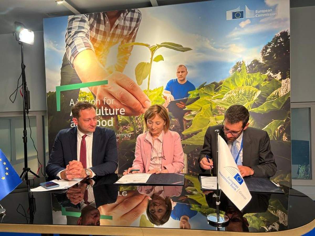 Europejski komisarz ds. rolnictwa i żywności Christophe Hansen, wiceprezes EIB Gelsomina Vigliotti oraz Cédric Glorieux, dyrektor ds. produktów i rozwiązań, Banque Populaire i Caisse d'Epargne.