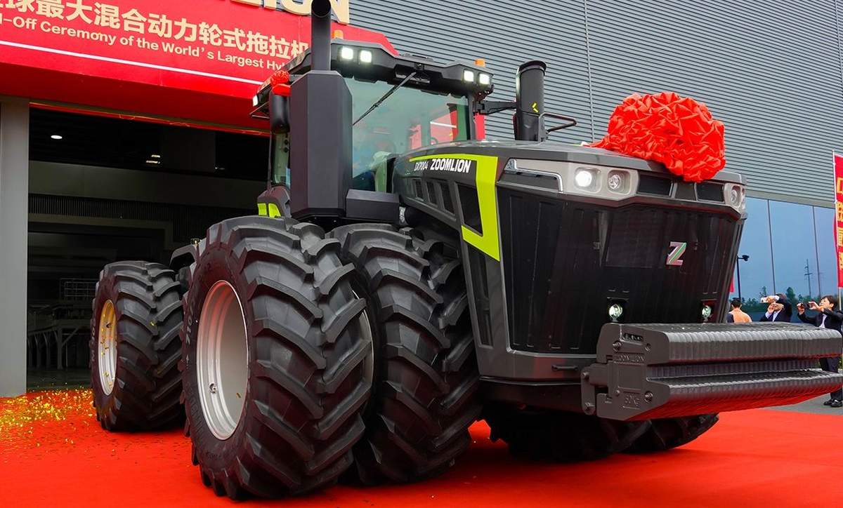 Pod koniec września z linii produkcyjnej Smart Industrial City w Changsha zjechał DX7004 - czyli największy i najmocniejszy hybrydowy ciągnik kołowy na świecie wyprodukowany przez chińskiego giganta Zoomlion.