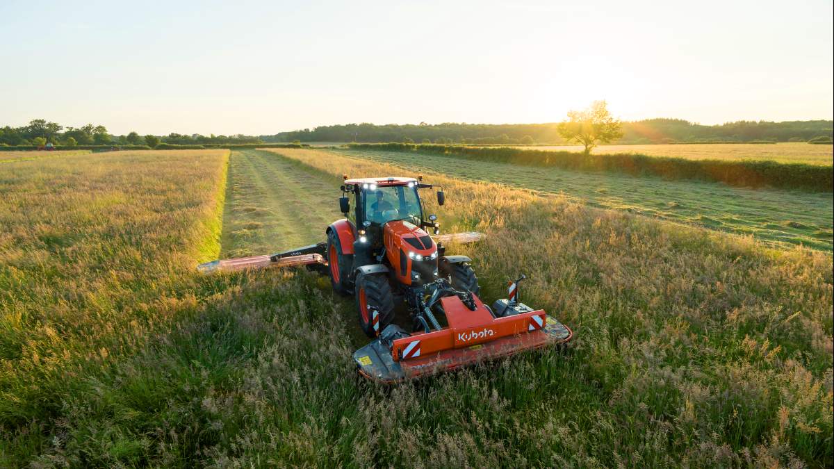 Kubota M7004