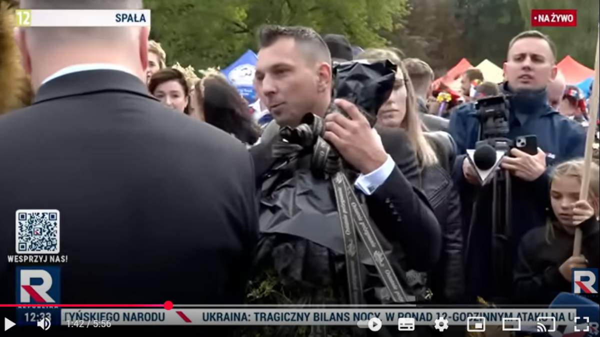 Screen z materiału Telewizji Republika na YT. Materiał pt.: Minister Krajewski uderzony wieńcem. Awantura podczas protestów rolników - Dożynki w Spale