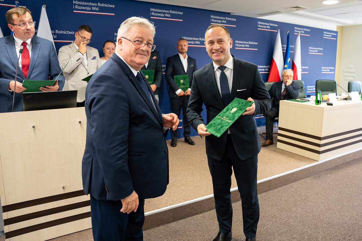 Minister rolnictwa Czesław Siekierski wręczył powołania członkom nowych komisji ds. promocji żywności