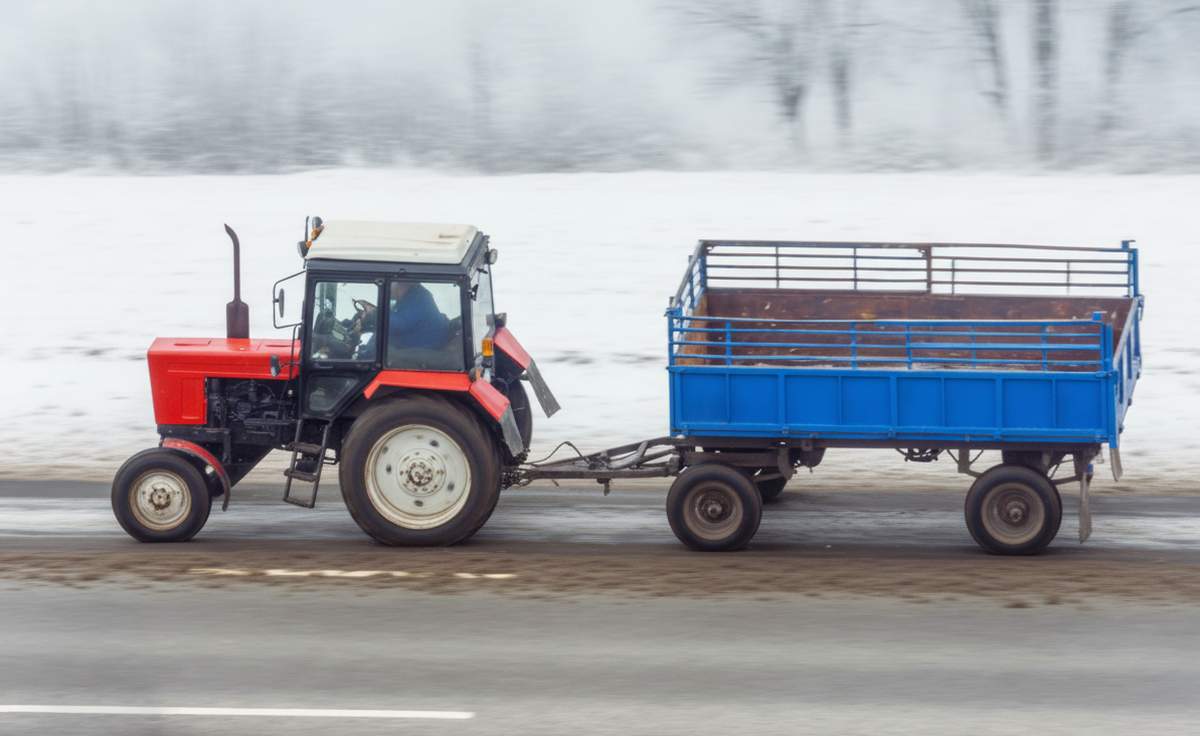 Zgłoszenia o zabrudzonym asfalcie w związku z przejazdem ciągników prosto z pól, trafiają coraz częściej na policję.