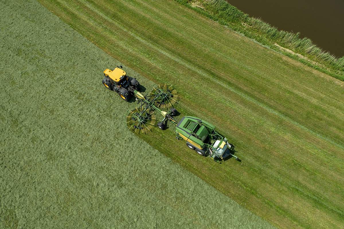 Marka Krone zaprezentowała Swadro BaleTrain TC 880 Pro, pierwszą w pełni zautomatyzowaną maszynę łączącą w sobie funkcję zgrabiania i prasy zwijającej.