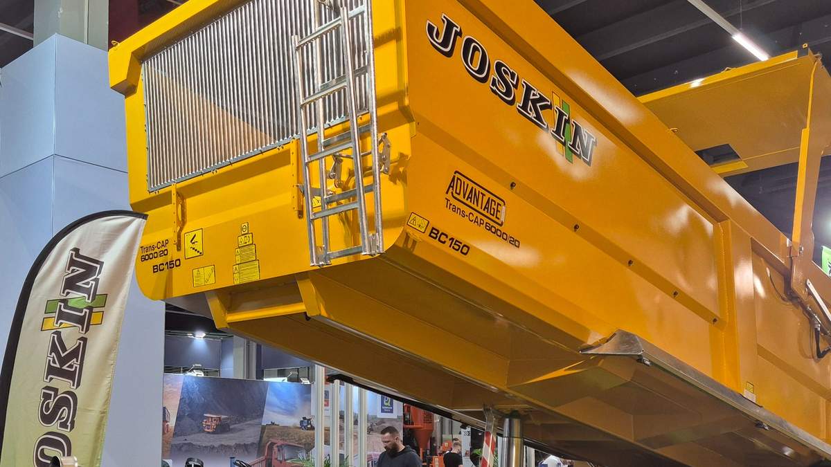 Ta przyczepa skorupowa załaduje 16 ton. Sprzedaje się częściej niż burtowa [VIDEO]