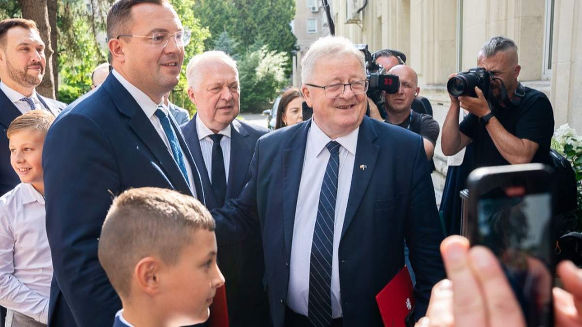 Stefan Krajewski, nowy minister rolnictwa podziękował za współpracę dotychczasowemu szefowi resortu - Czesławowi Siekierskiemu