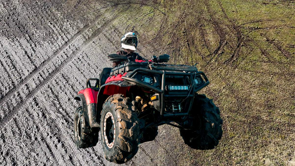 Rolnicy już od lat skarżą się na zniszczenia upraw, łąk, a także dróg polnych i leśnych przez osoby jeżdżące na quadach i motorach crossowych.